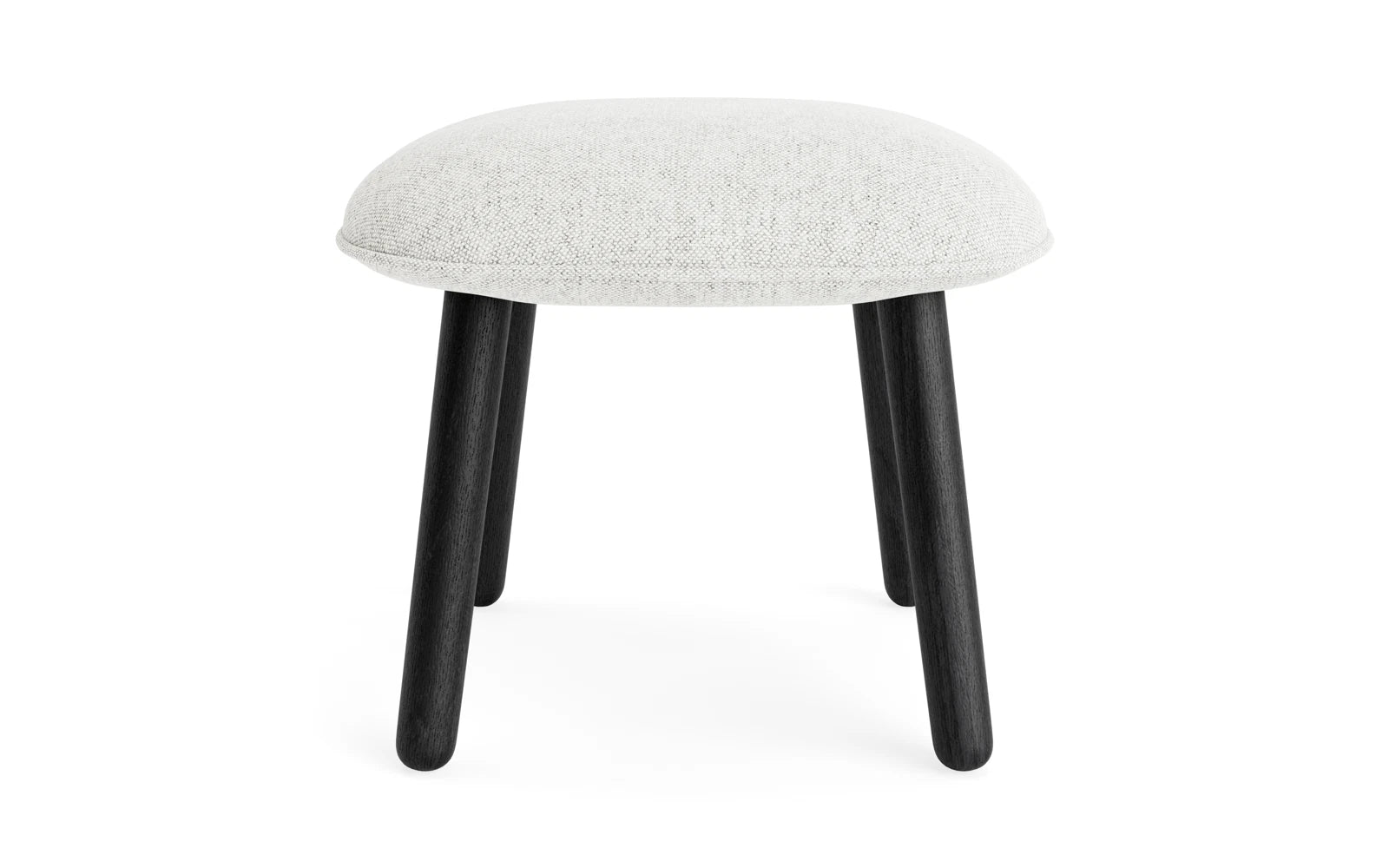 Erleben Sie den Ace Fusshocker in edler schwarzer Eiche mit Hallingdal-Polsterung – ein elegantes Möbelstück, das Funktionalität und skandinavisches Design harmonisch verbindet.