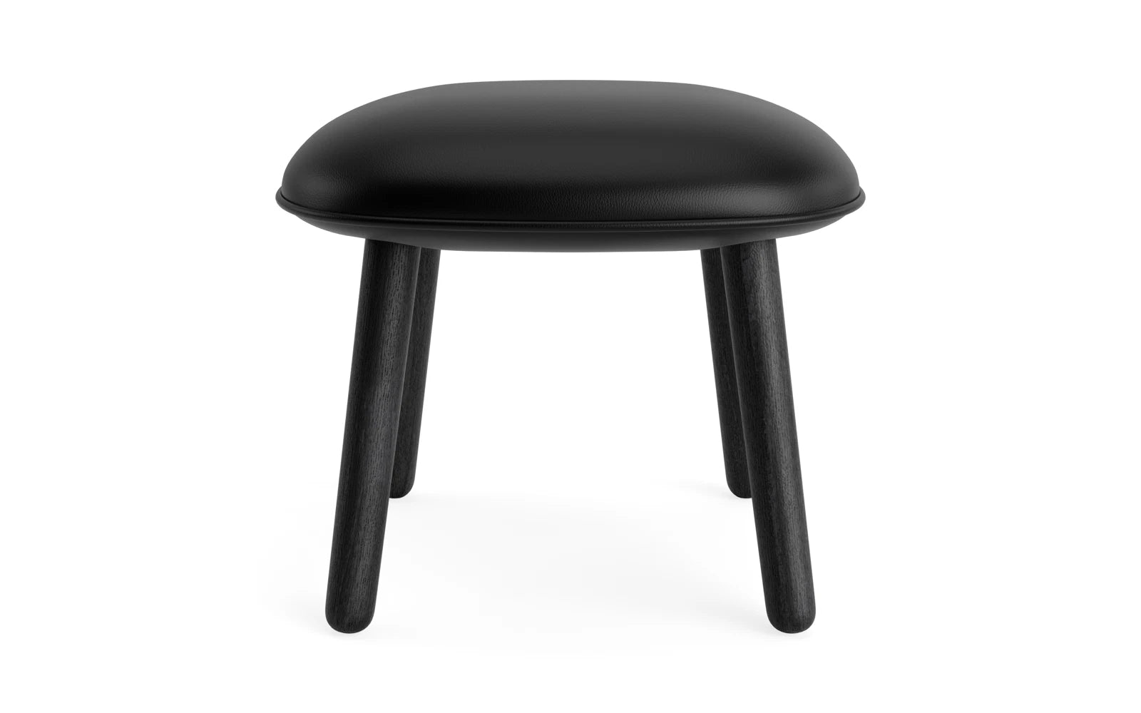 Erleben Sie den Ace Fusshocker in schwarzer Eiche Ultra – ein elegantes, kompaktes Möbelstück, das modernes Design und höchsten Komfort vereint.