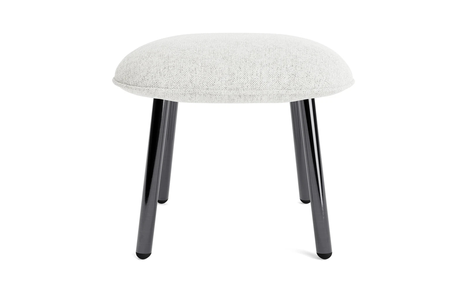 Erleben Sie den Ace Fusshocker von Normann Copenhagen: Ein elegantes, kompaktes Möbelstück aus schwarzem Metall und feinem Hallingdal-Stoff, ideal für modernes Wohnen.