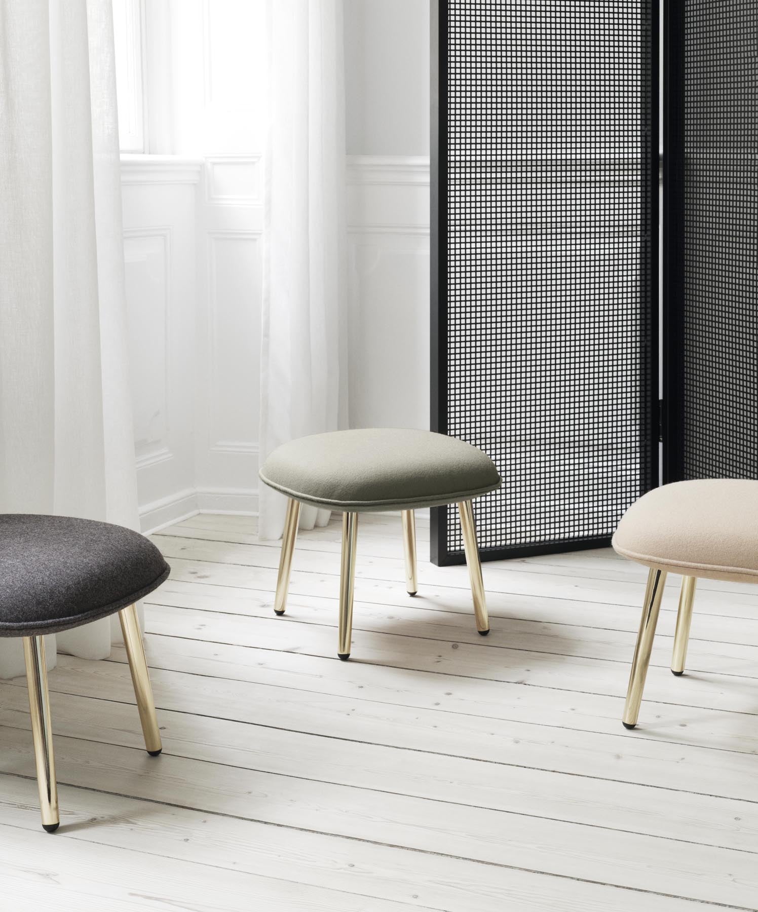 Entdecken Sie den Ace Fusshocker von Normann Copenhagen – ein stilvolles, urbanes Möbelstück aus hochwertigem Stahl und Hallingdal-Textil, das Komfort und Eleganz vereint.