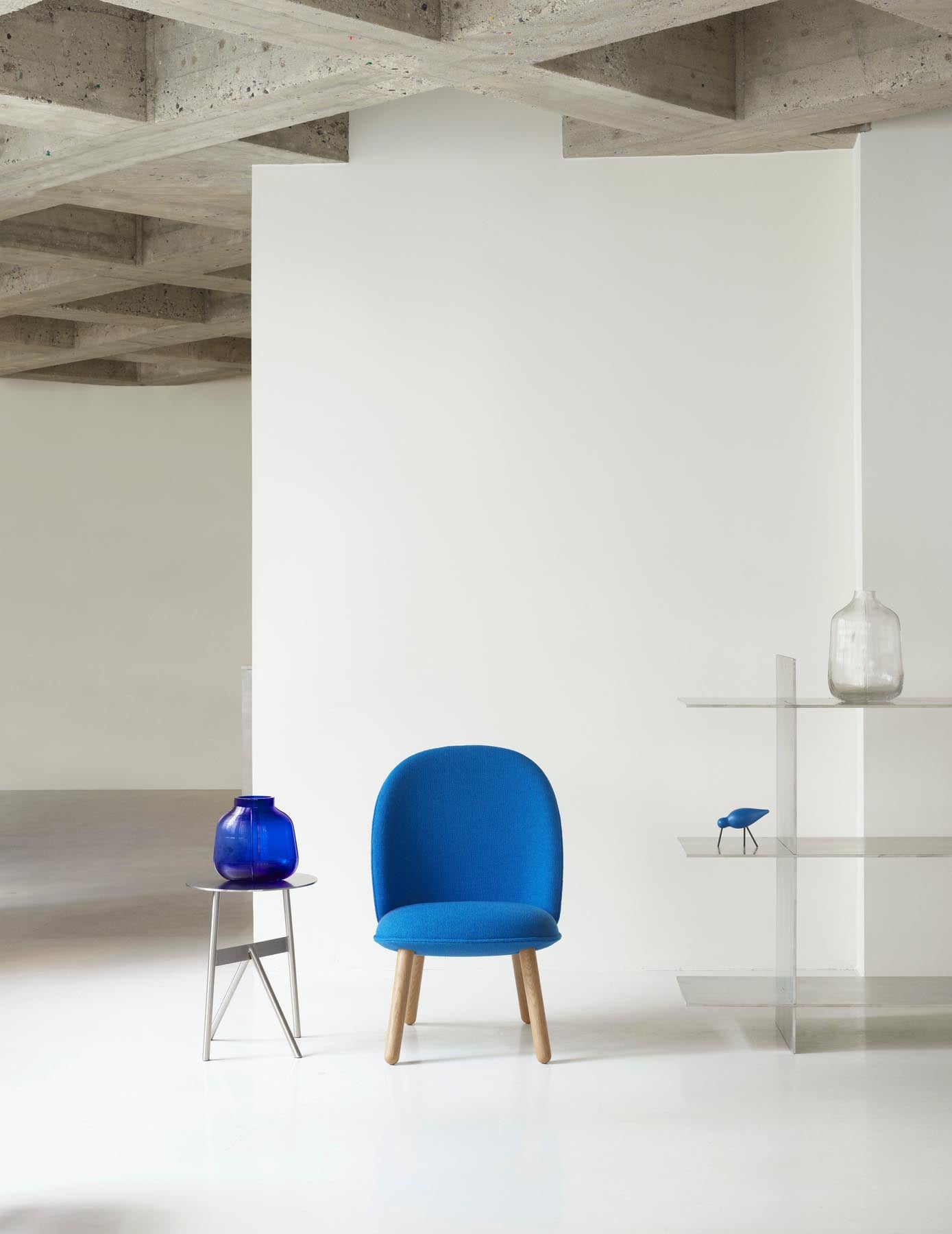 Entdecken Sie den Ace Lounge-Sessel von Normann Copenhagen: Ein elegantes Design aus gebeizter Eiche, das Komfort und Stil für Ihr Zuhause vereint.