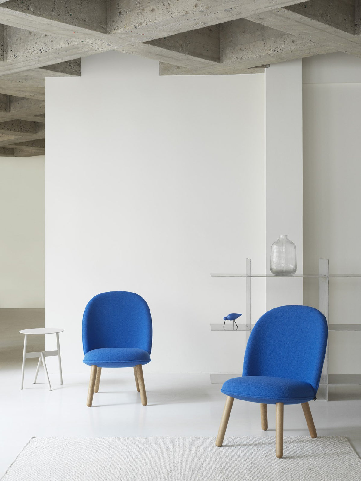 Ace Lounge-Sessel von Normann Copenhagen in Blau mit gebeizten Eichenbeinen, gepolsterter Sitzschale und schlanken, konischen Beinen.