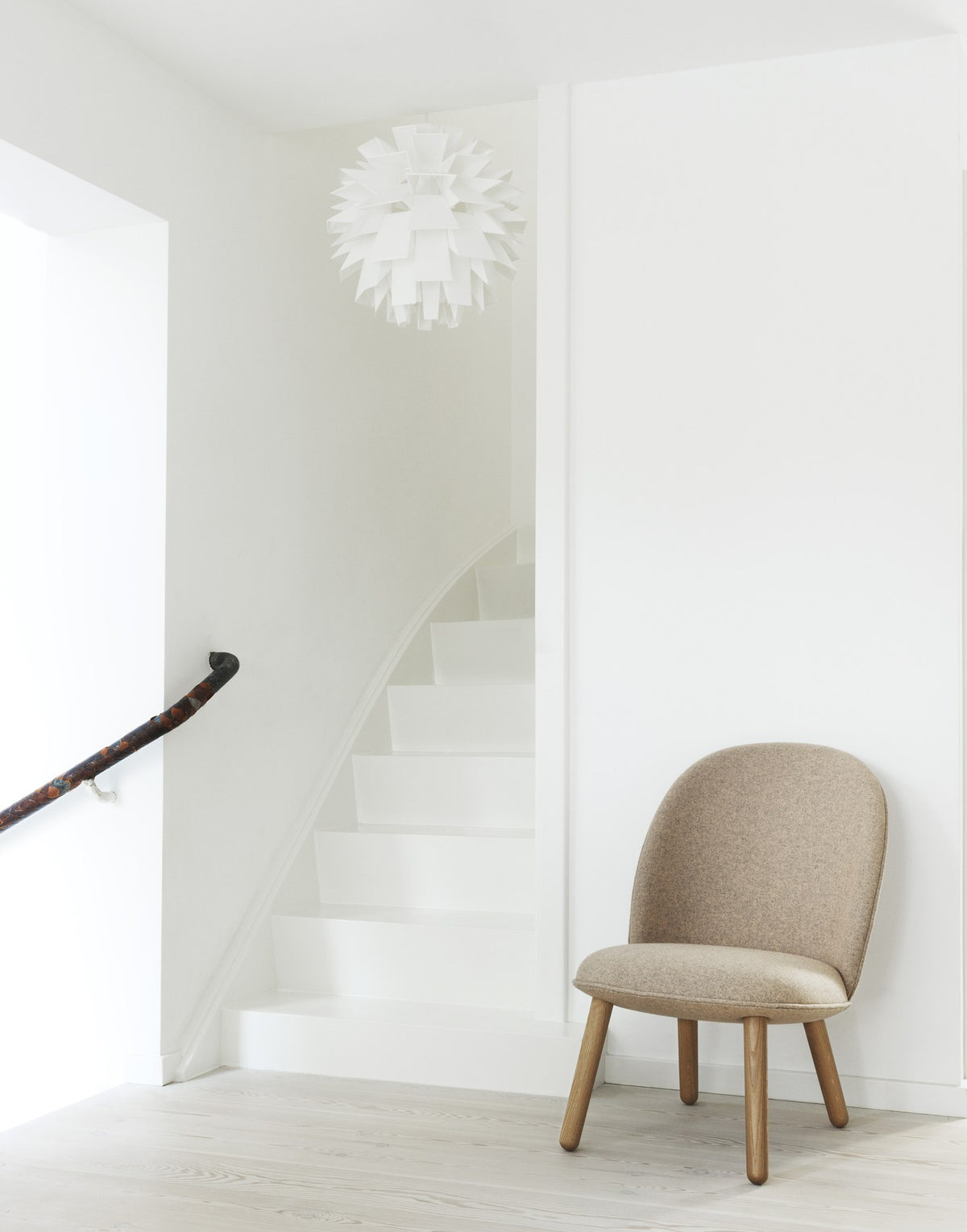 Ace Lounge-Sessel von Normann Copenhagen in Blau mit gebeizten Eichenbeinen, gepolsterter Sitzschale und schlanken, konischen Beinen.