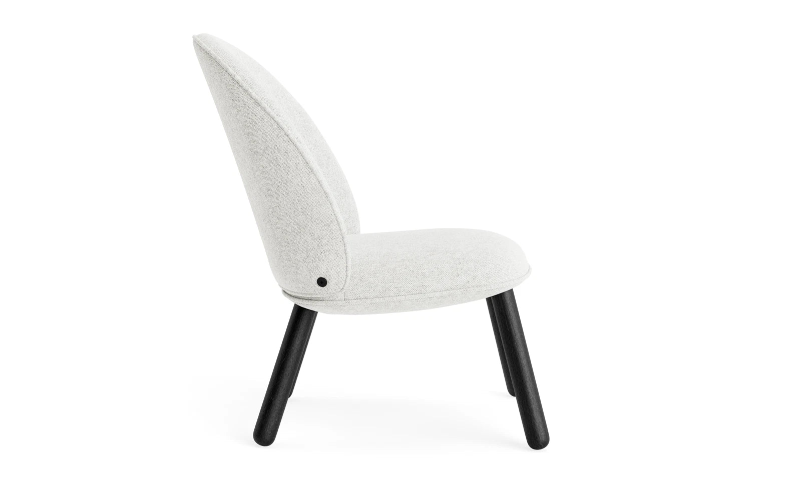 Entdecken Sie den Ace Lounge-Sessel von Normann Copenhagen: Ein stilvolles Möbelstück aus schwarzer Eiche und hochwertigem Hallingdal, das modernen Komfort bietet.