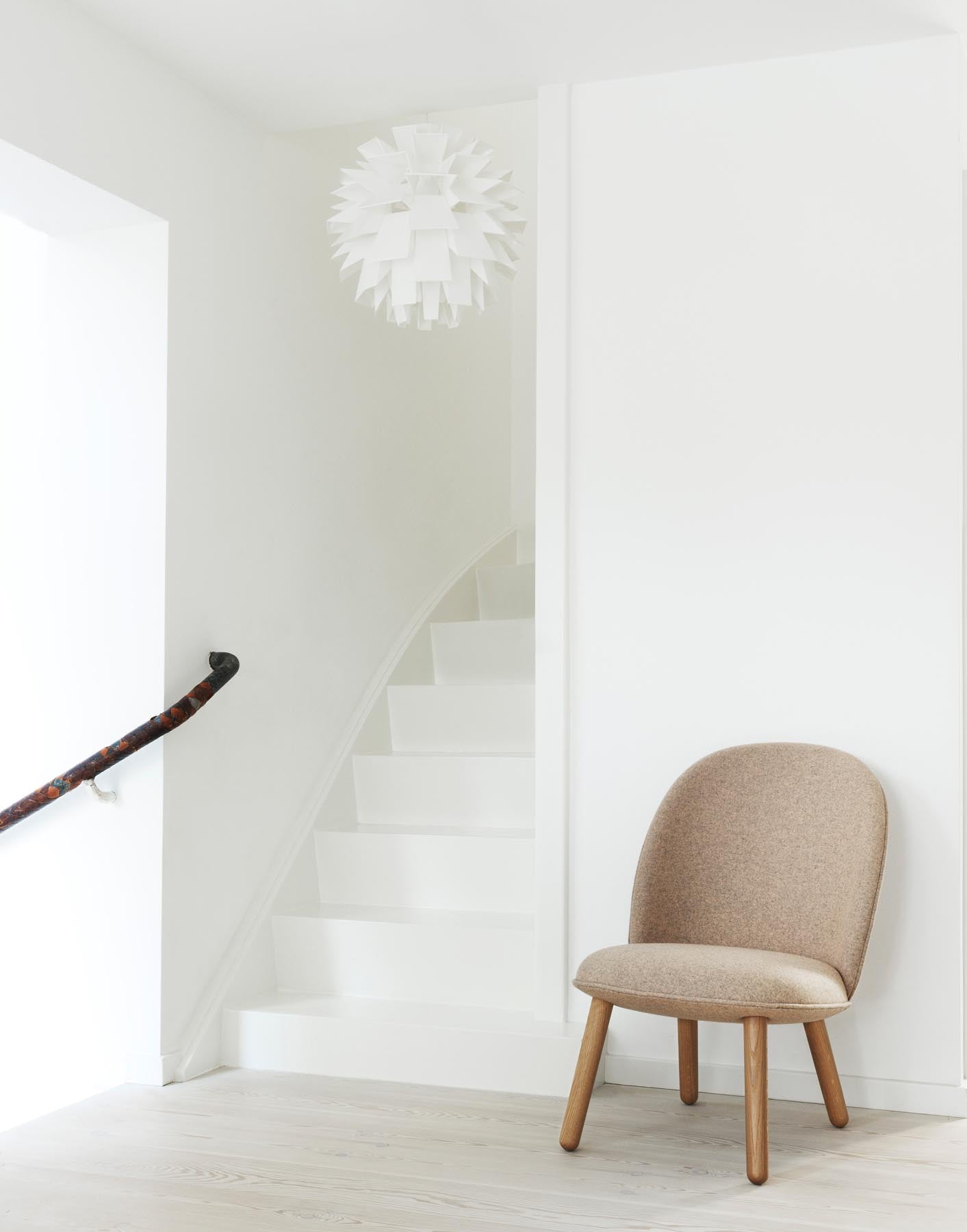 Entdecken Sie den Ace Lounge-Sessel von Normann Copenhagen: Ein stilvolles Möbelstück aus schwarzer Eiche und hochwertigem Hallingdal, das modernen Komfort bietet.