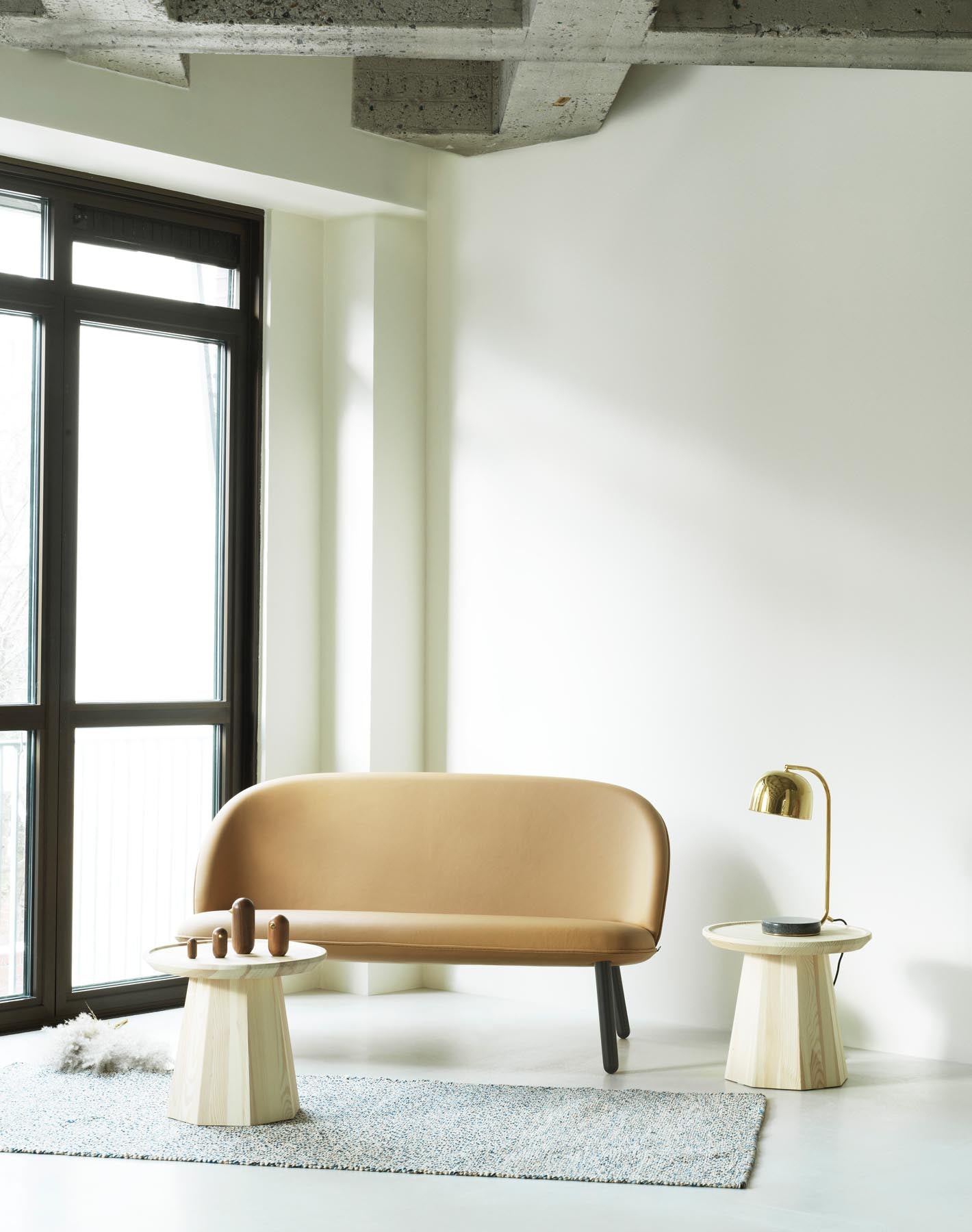 Erleben Sie das Ace Sofa in schwarzer Eiche von Normann Copenhagen – ein elegantes Design, das Komfort und Funktionalität für Ihr Zuhause vereint.