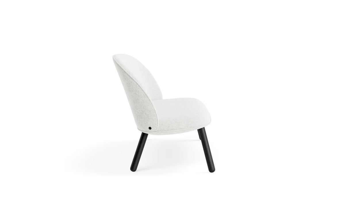 Ace Sofa schwarze Eiche Hallingdal in Hallingdal 110 präsentiert im Onlineshop von KAQTU Design AG. 2er Sofa ist von Normann Copenhagen