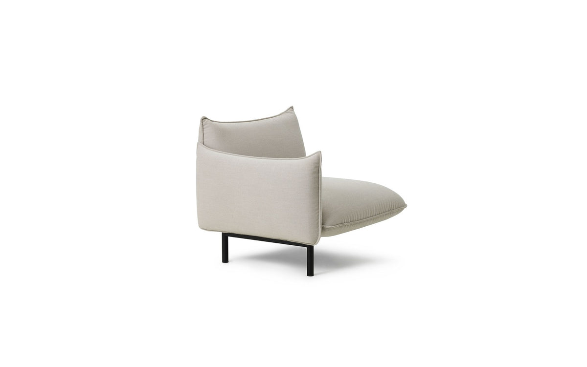 Ark 2er Sofa von Normann Copenhagen in Stoff Steelcut Trio 205, geschwungene Form mit gepolsterten Kissen und schlanken Stahlbeinen.