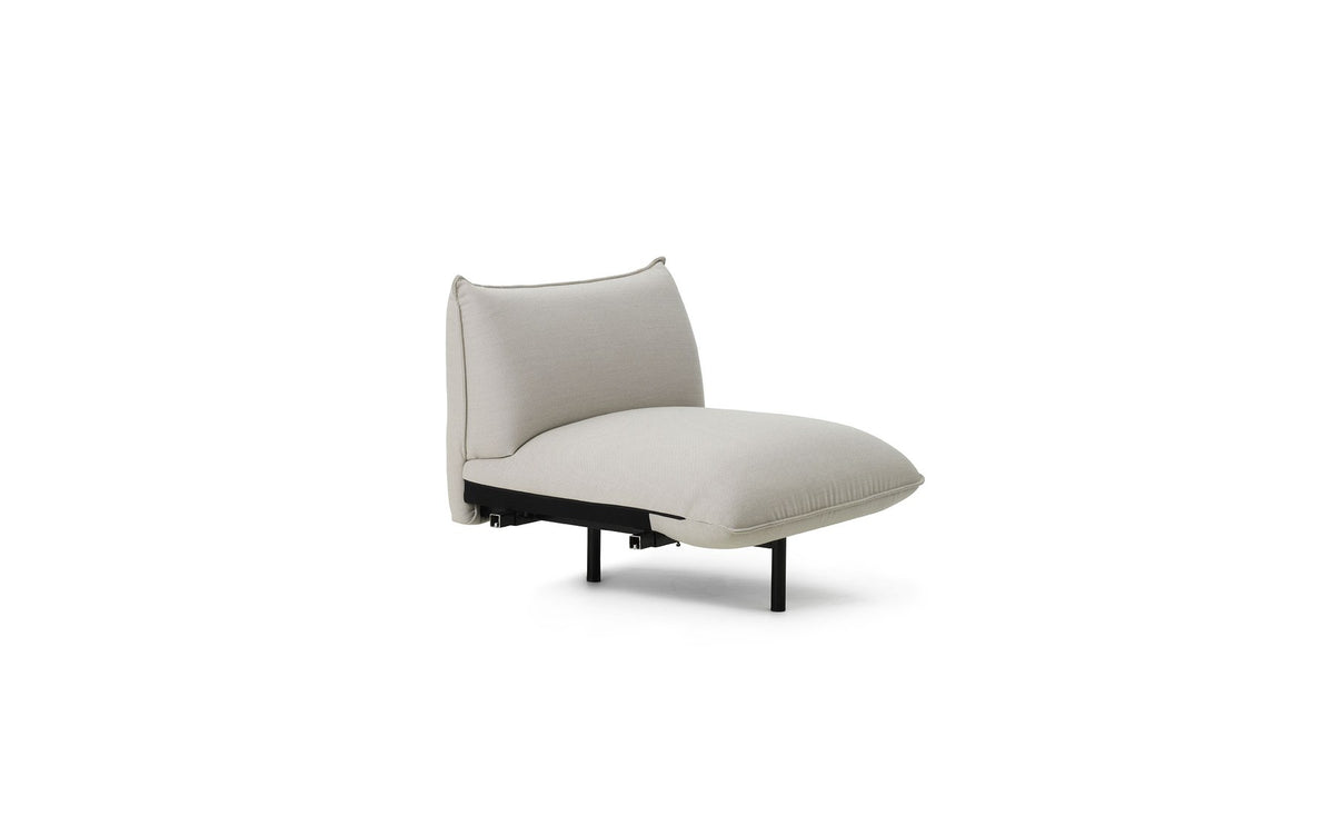 Ark 2er Sofa von Normann Copenhagen in Stoff Steelcut Trio 205, geschwungene Form mit gepolsterten Kissen und schlanken Stahlbeinen.