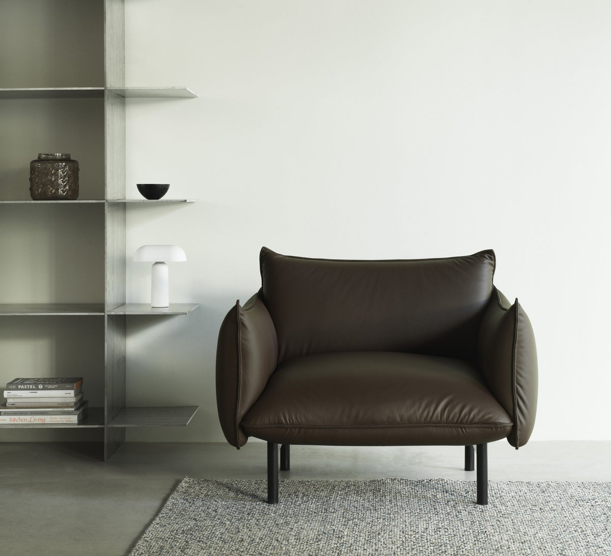 Ark Lounge-Sessel von Normann Copenhagen in Grau, gepolsterte Sitzfläche mit geschwungener Form und Beinen aus pulverbeschichtetem Stahl.