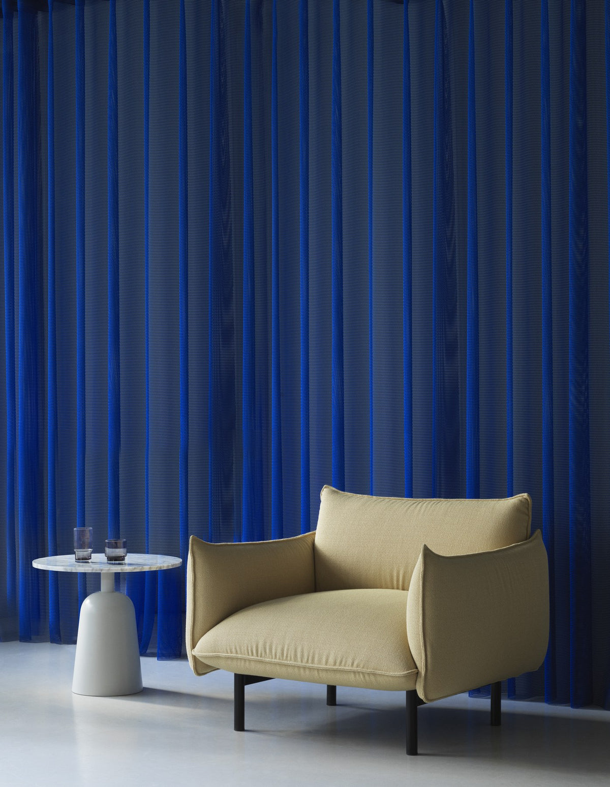 Ark Lounge-Sessel von Normann Copenhagen in Grau, gepolsterte Sitzfläche mit geschwungener Form und Beinen aus pulverbeschichtetem Stahl.