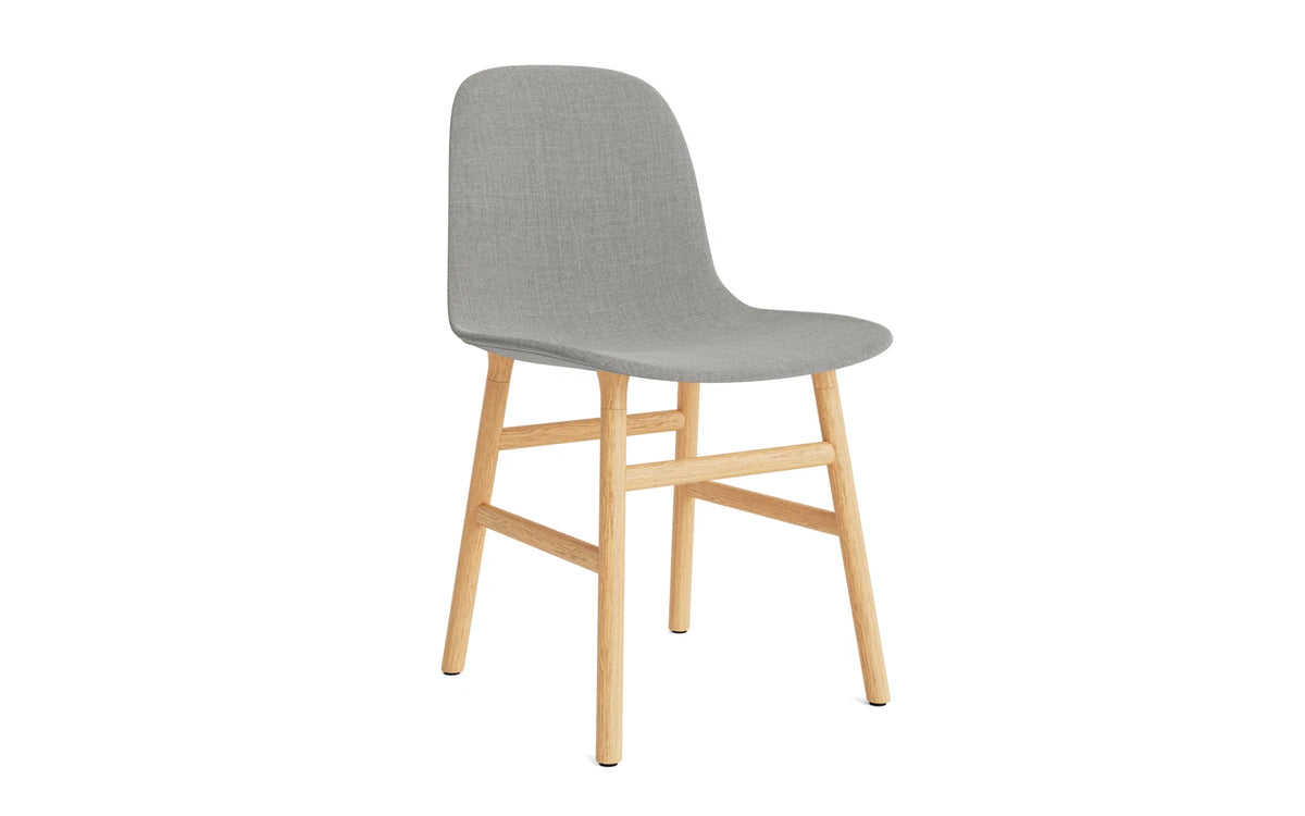 Form Stuhl gepolstert Eiche Remix in Remix 133 präsentiert im Onlineshop von KAQTU Design AG. Schalenstuhl ist von Normann Copenhagen