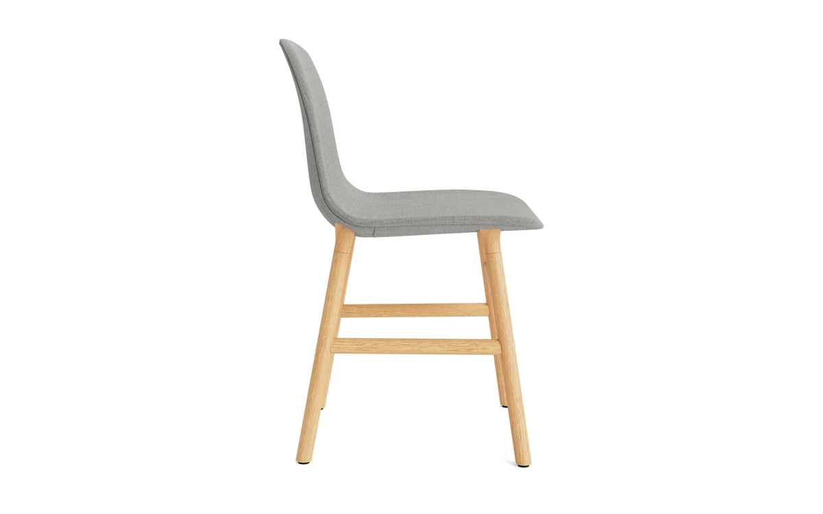 Form Stuhl gepolstert Eiche Remix in Remix 133 präsentiert im Onlineshop von KAQTU Design AG. Schalenstuhl ist von Normann Copenhagen