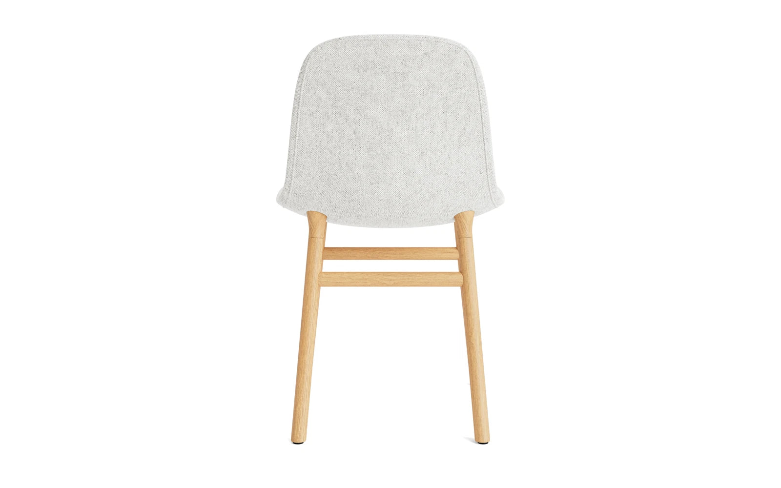 Erleben Sie den Form Stuhl gepolstert Eiche Hallingdal von Normann Copenhagen – ein elegantes Möbelstück, das skandinavische Ästhetik und außergewöhnlichen Sitzkomfort kombiniert.