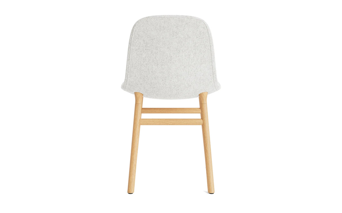 Form Stuhl gepolstert Eiche Hallingdal in Hallingdal 110 präsentiert im Onlineshop von KAQTU Design AG. Stuhl ist von Normann Copenhagen