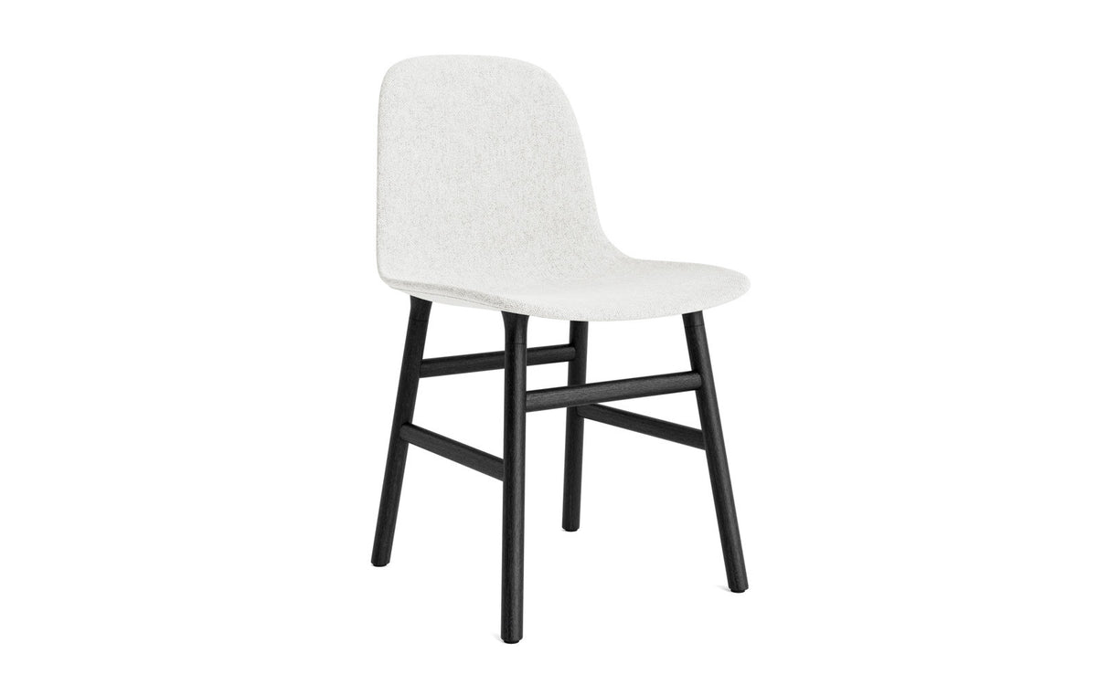 Form Stuhl gepolstert Schwarze Eiche Hallingdal in Hallingdal 110 präsentiert im Onlineshop von KAQTU Design AG. Stuhl ist von Normann Copenhagen