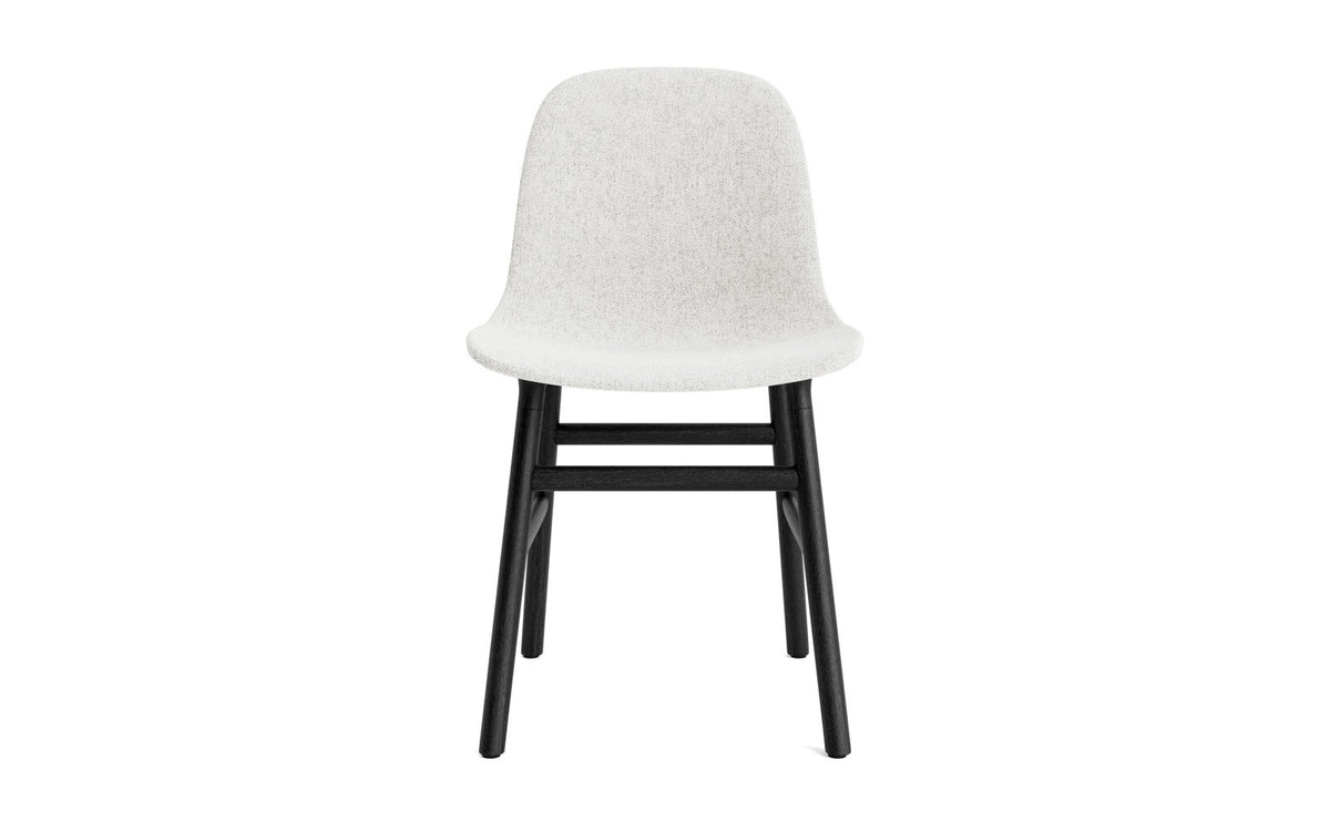 Form Stuhl gepolstert Schwarze Eiche Hallingdal in Hallingdal 110 präsentiert im Onlineshop von KAQTU Design AG. Stuhl ist von Normann Copenhagen