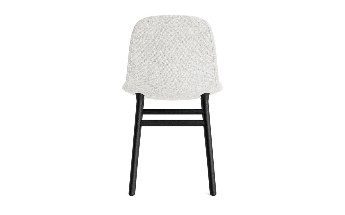 Form Stuhl gepolstert Schwarze Eiche Hallingdal in Hallingdal 110 präsentiert im Onlineshop von KAQTU Design AG. Stuhl ist von Normann Copenhagen