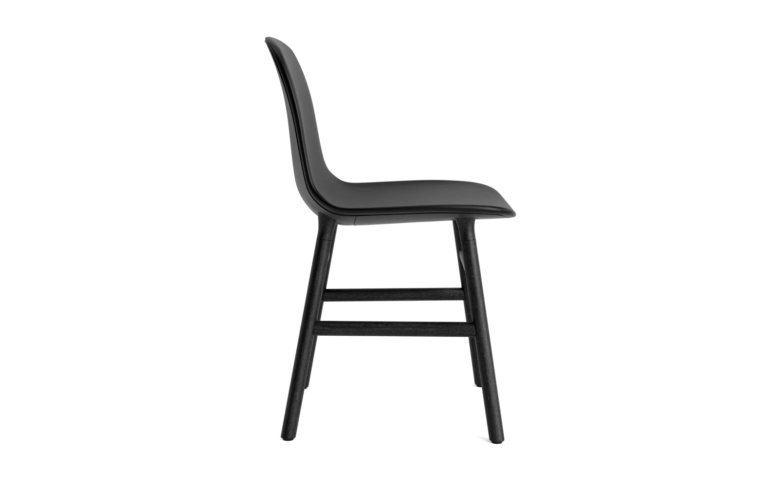 Entdecken Sie den Form Stuhl gepolstert Schwarze Eiche Ultra von Normann Copenhagen – ein elegantes Möbelstück, das Komfort und individuelles Design perfekt kombiniert.