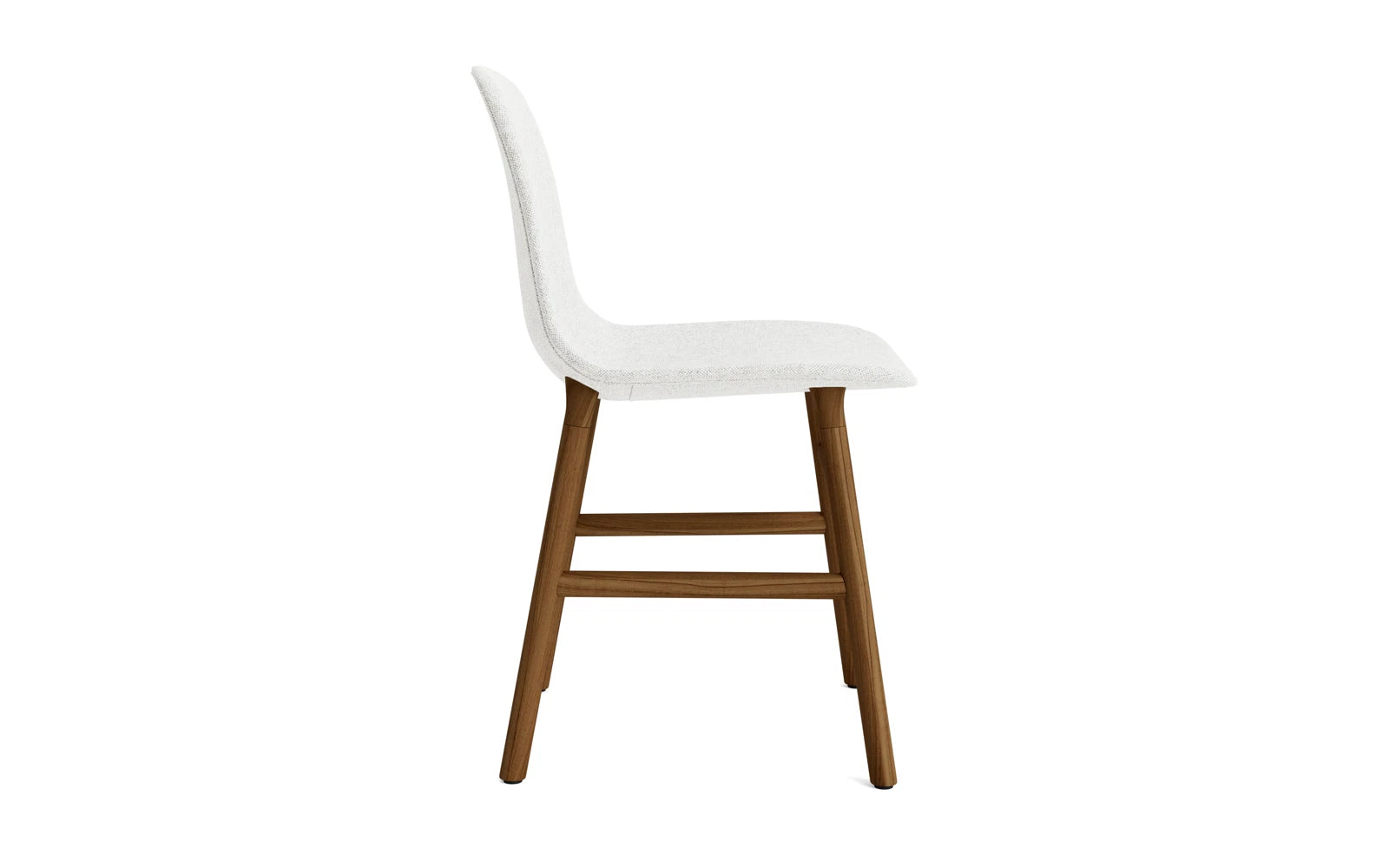 Entdecken Sie den Form Stuhl in Walnuss mit Hallingdal-Polsterung – ein stilvolles Möbelstück, das Eleganz und höchsten Sitzkomfort vereint.