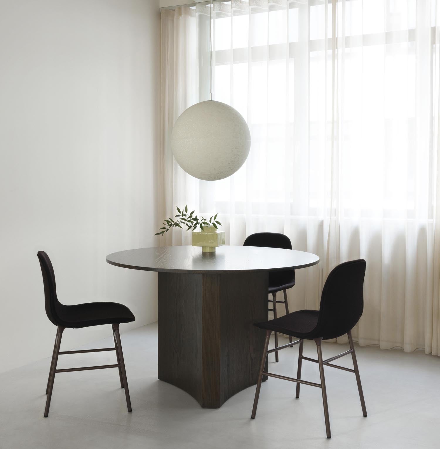 Der Form Stuhl von Normann Copenhagen vereint schlichtes Design, Funktionalität und hochwertige Handwerkskunst mit vielfältigen Anpassungsmöglichkeiten.