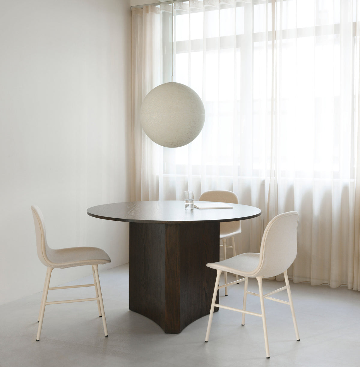 Form Stuhl gepolstert Creme Stahl Ultra in Ultra 41599 präsentiert im Onlineshop von KAQTU Design AG. Stuhl ist von Normann Copenhagen