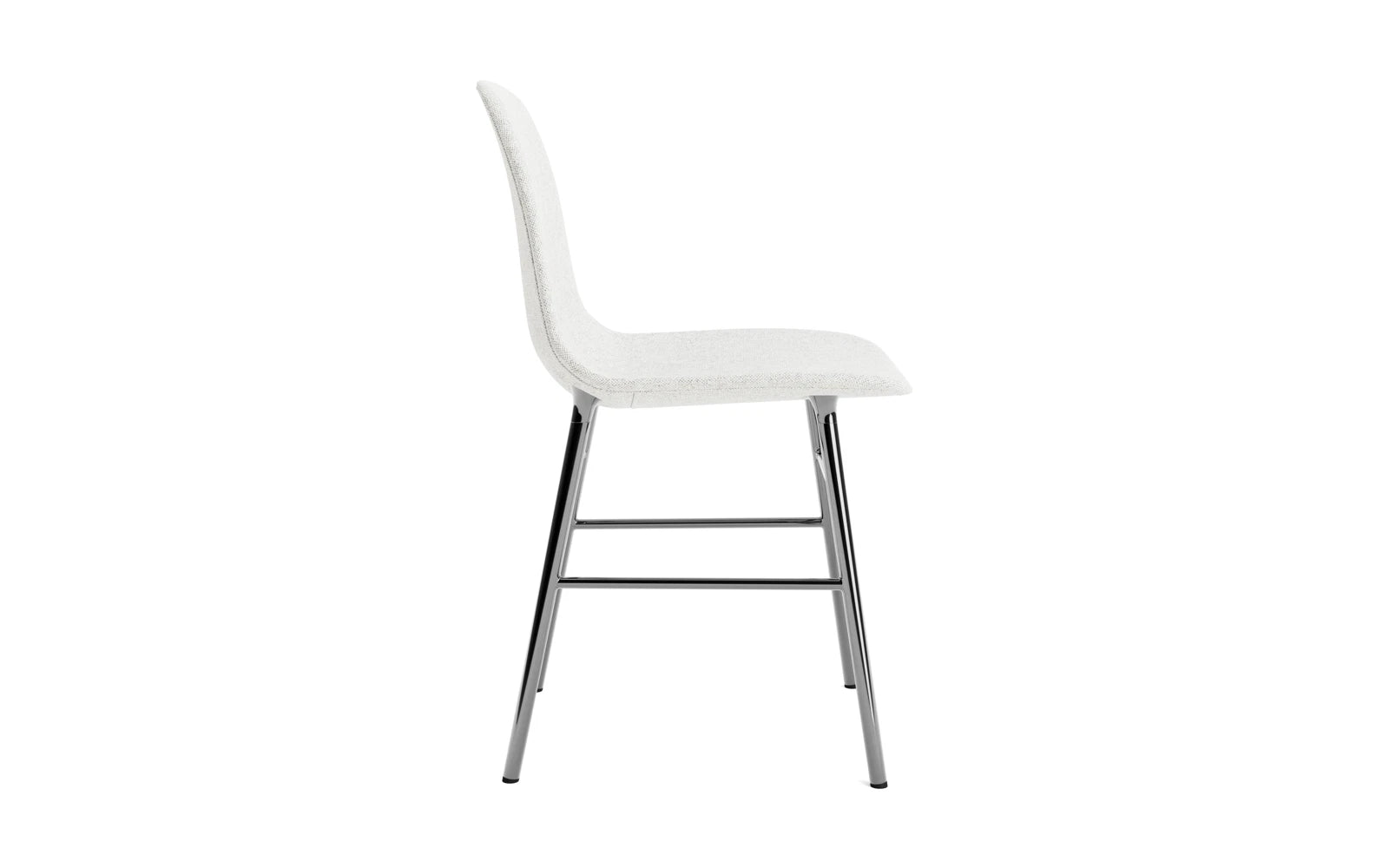 Entdecken Sie den Form Stuhl gepolstert Chrome Hallingdal von Normann Copenhagen – ein stilvolles Möbelstück, das Eleganz und individuellen Komfort vereint.