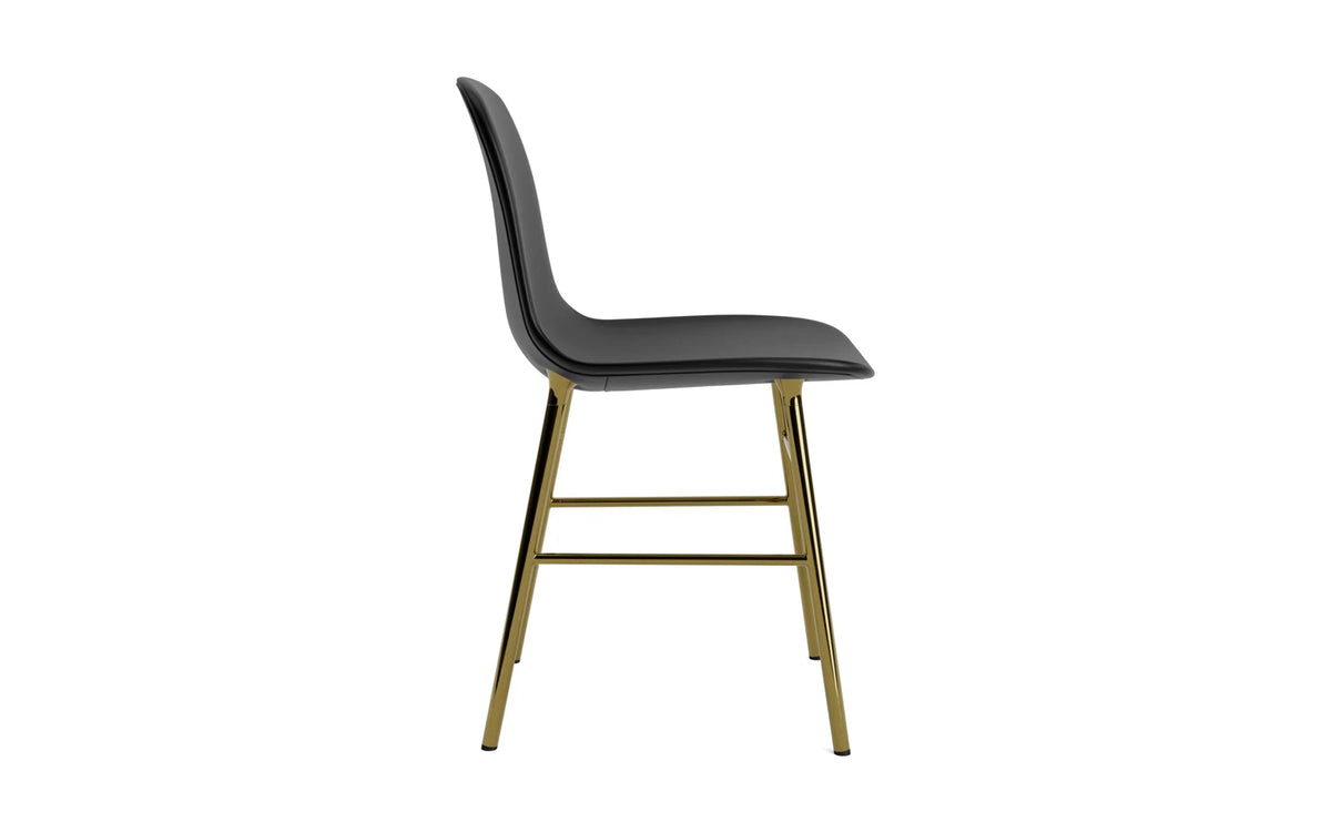 Form Stuhl gepolstert Messing Ultra in Ultra 41599 präsentiert im Onlineshop von KAQTU Design AG. Schalenstuhl ist von Normann Copenhagen