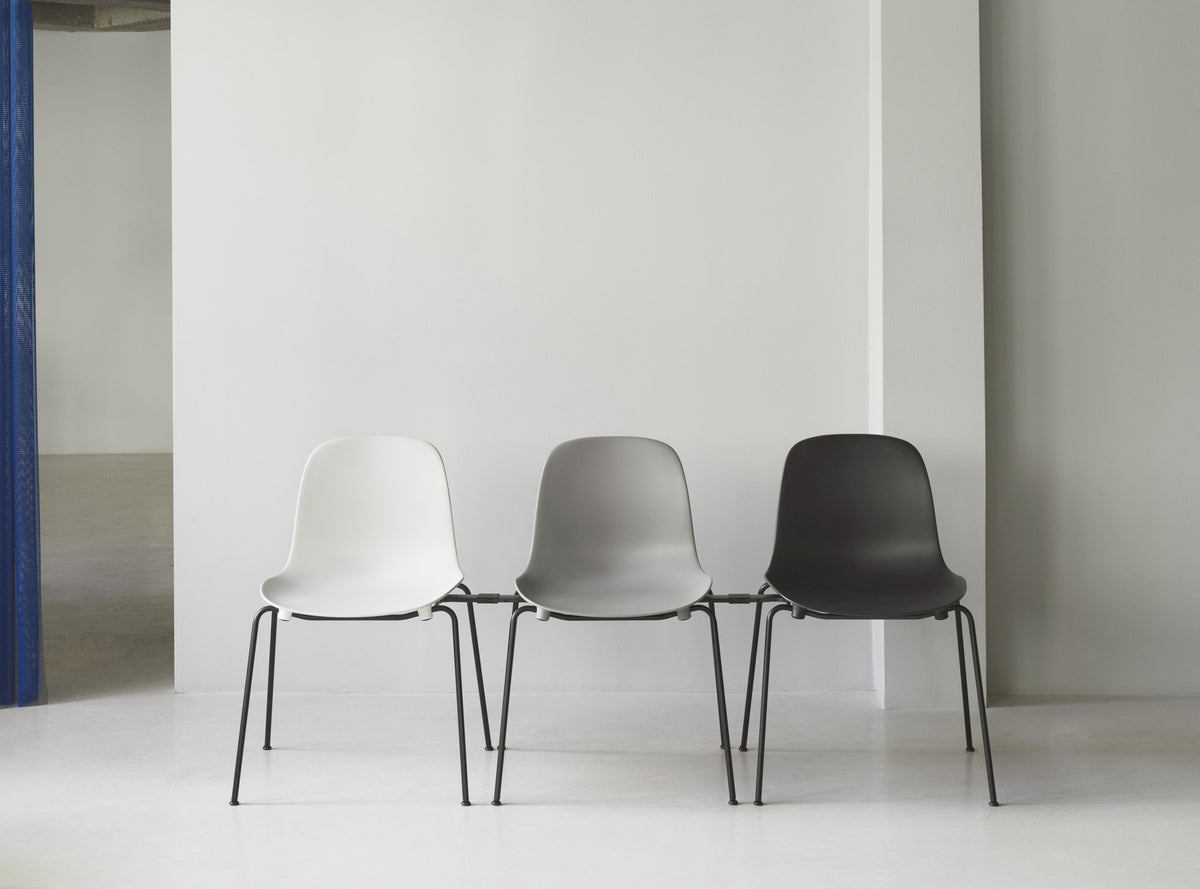 Form Stapelstuhl von Normann Copenhagen in Schwarz, gepolsterte Sitzschale aus Polypropylen auf vierbeinigem Gestell aus pulverbeschichtetem Stahl.
