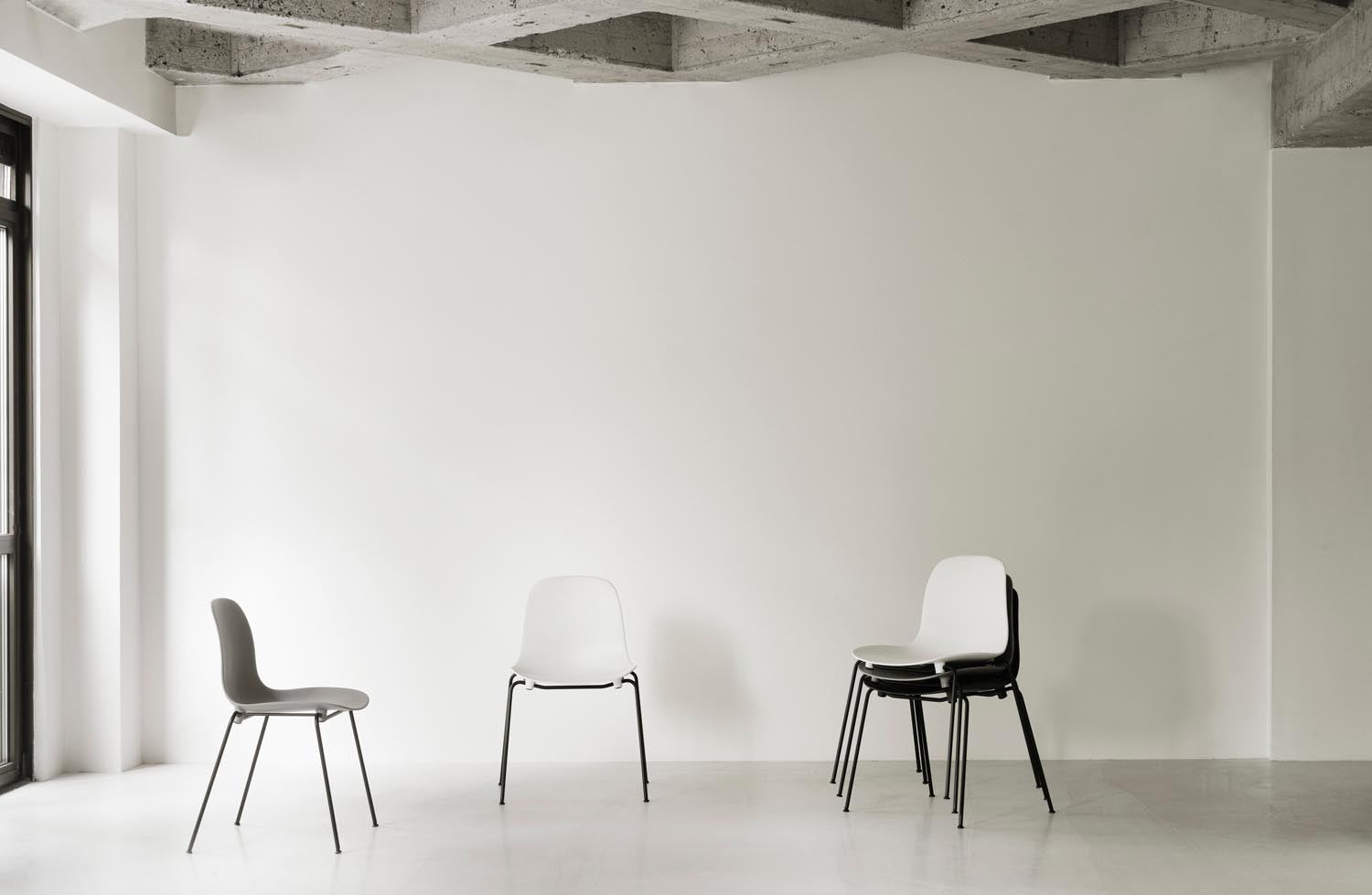 Entdecken Sie den Form Stapelstuhl von Normann Copenhagen: elegantes Design, stapelbar, mit schwarzem Stahlgestell und bequemer Polsterung für vielseitige Nutzung.