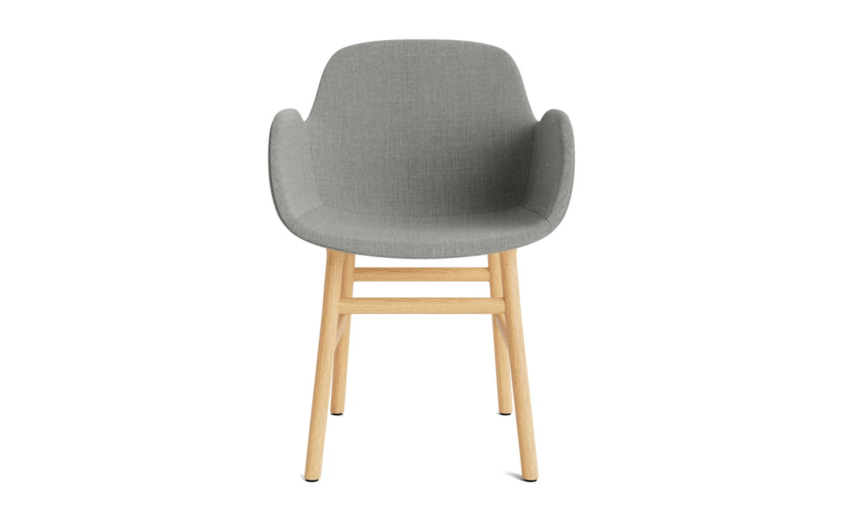 Form Lehnstuhl gepolstert Eiche Remix in Remix 133 präsentiert im Onlineshop von KAQTU Design AG. Stuhl mit Armlehne ist von Normann Copenhagen