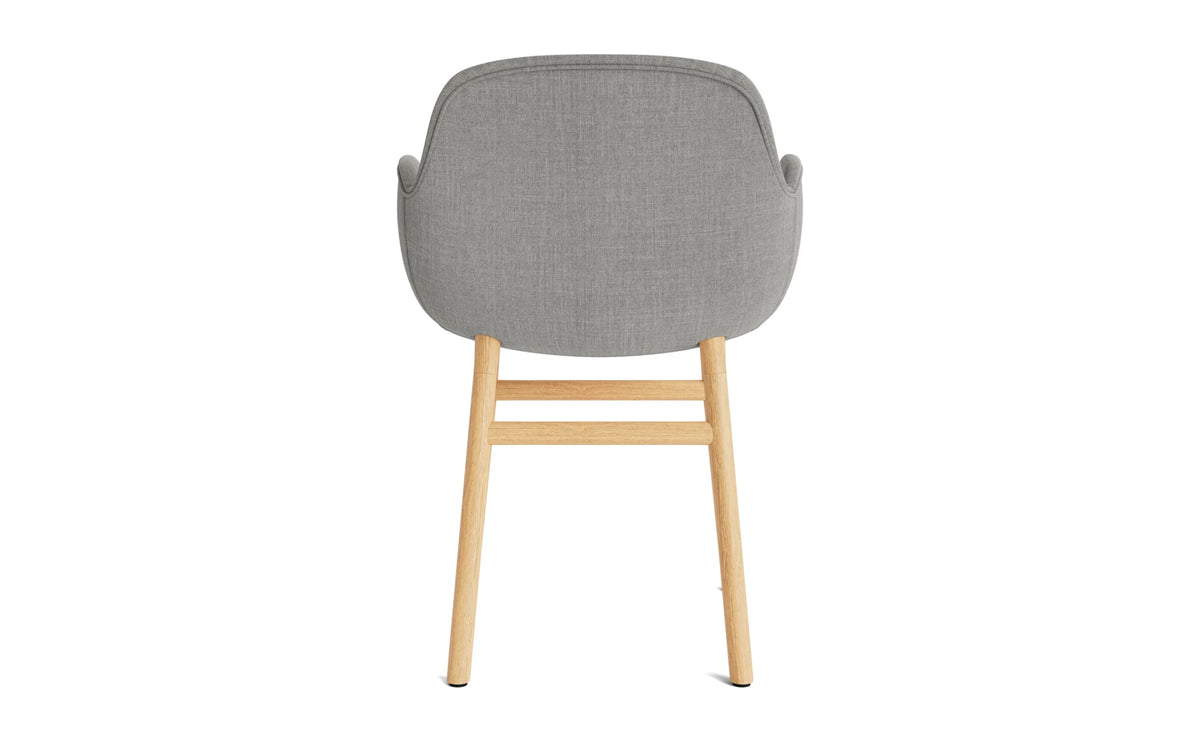 Form Lehnstuhl gepolstert Eiche Remix in Remix 133 präsentiert im Onlineshop von KAQTU Design AG. Stuhl mit Armlehne ist von Normann Copenhagen