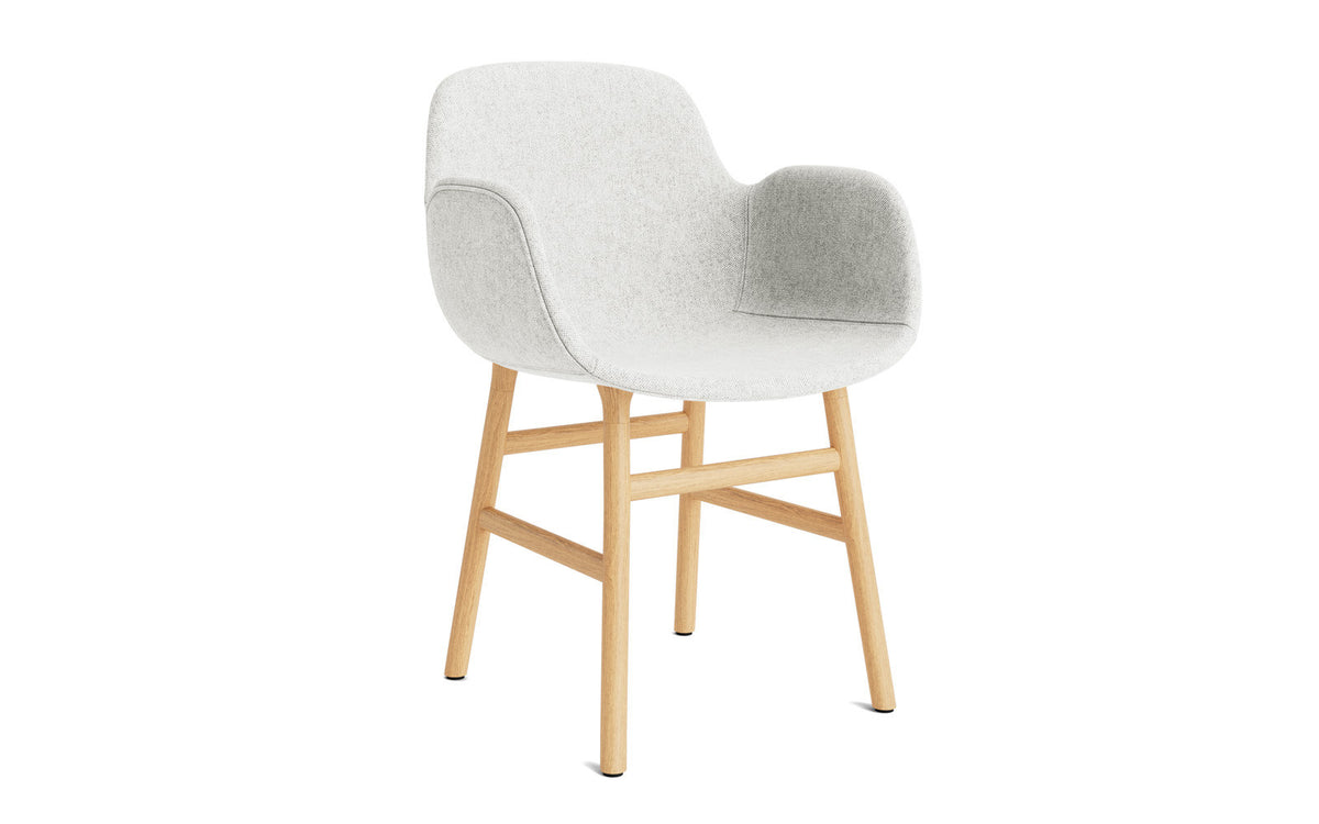 Form Stuhl gepolstert Schwarze Eiche Hallingdal in Hallingdal 110 präsentiert im Onlineshop von KAQTU Design AG. Stuhl ist von Normann Copenhagen
