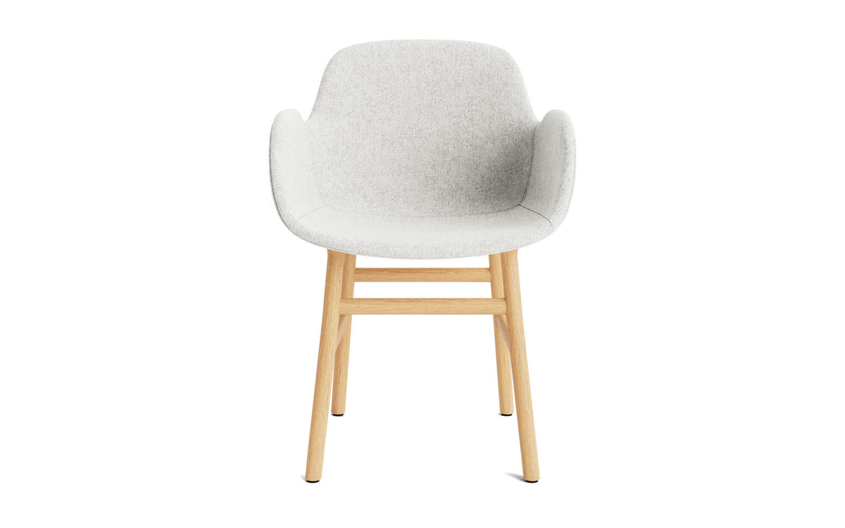 Form Stuhl gepolstert Schwarze Eiche Hallingdal in Hallingdal 110 präsentiert im Onlineshop von KAQTU Design AG. Stuhl ist von Normann Copenhagen