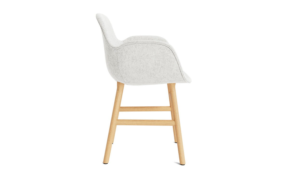 Form Stuhl gepolstert Schwarze Eiche Hallingdal in Hallingdal 110 präsentiert im Onlineshop von KAQTU Design AG. Stuhl ist von Normann Copenhagen