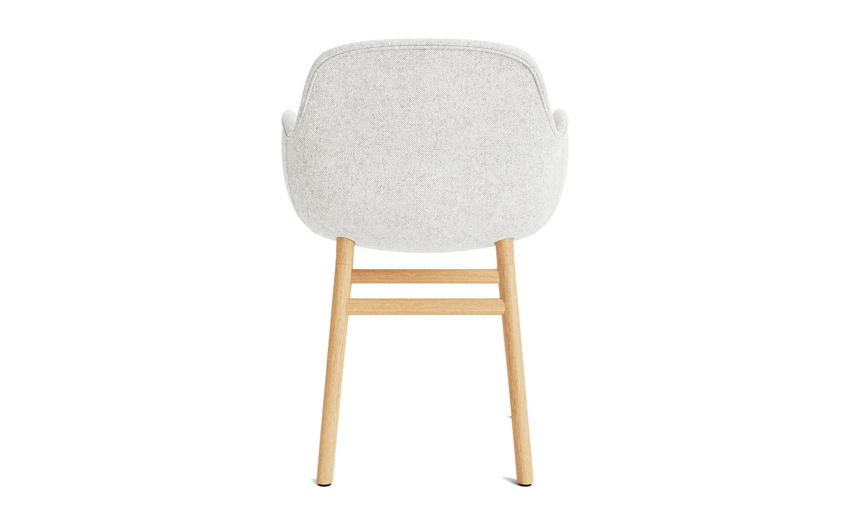 Form Stuhl gepolstert Schwarze Eiche Hallingdal in Hallingdal 110 präsentiert im Onlineshop von KAQTU Design AG. Stuhl ist von Normann Copenhagen