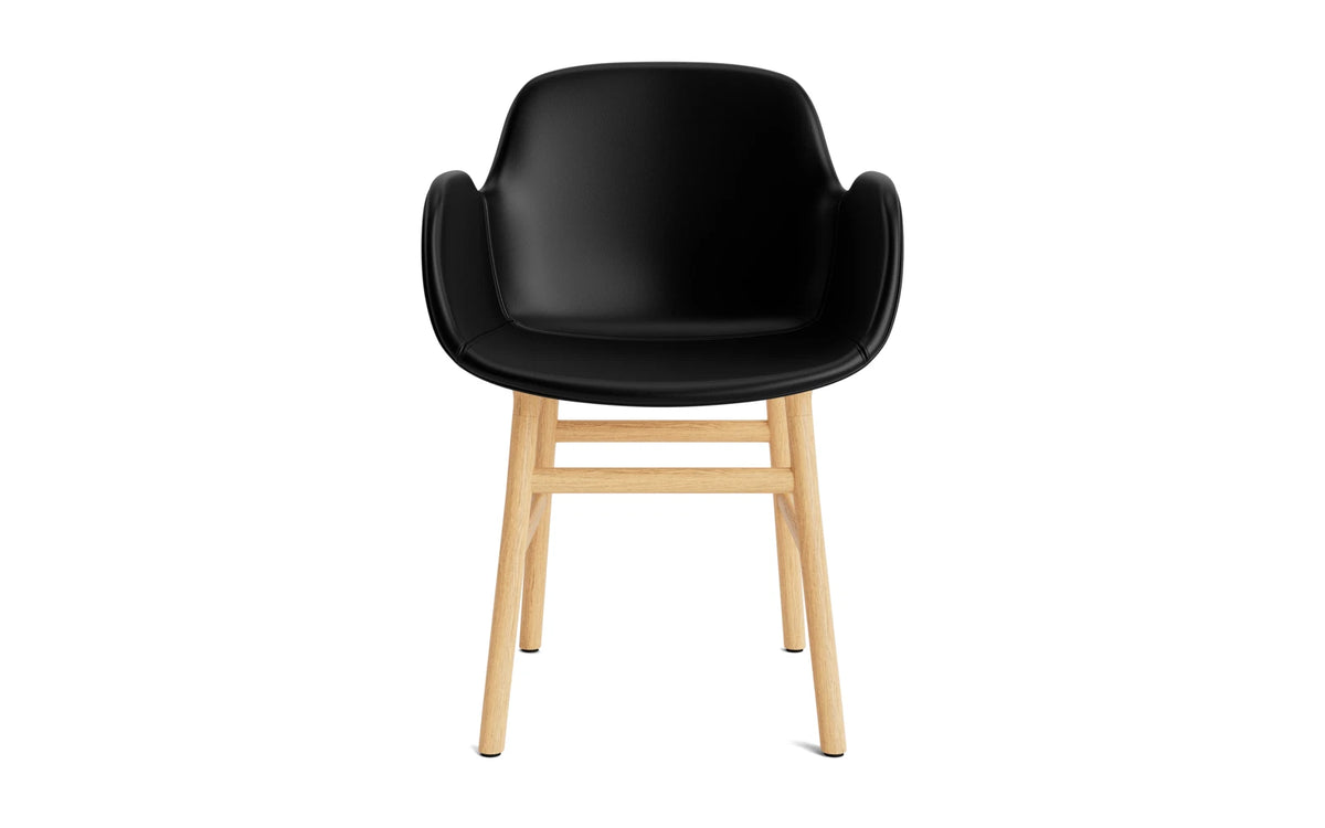Form Lehnstuhl gepolstert Eiche Ultra Leder in Ultra 41599 präsentiert im Onlineshop von KAQTU Design AG. Stuhl mit Armlehne ist von Normann Copenhagen