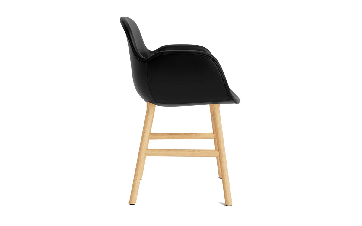 Form Lehnstuhl gepolstert Eiche Ultra Leder in Ultra 41599 präsentiert im Onlineshop von KAQTU Design AG. Stuhl mit Armlehne ist von Normann Copenhagen