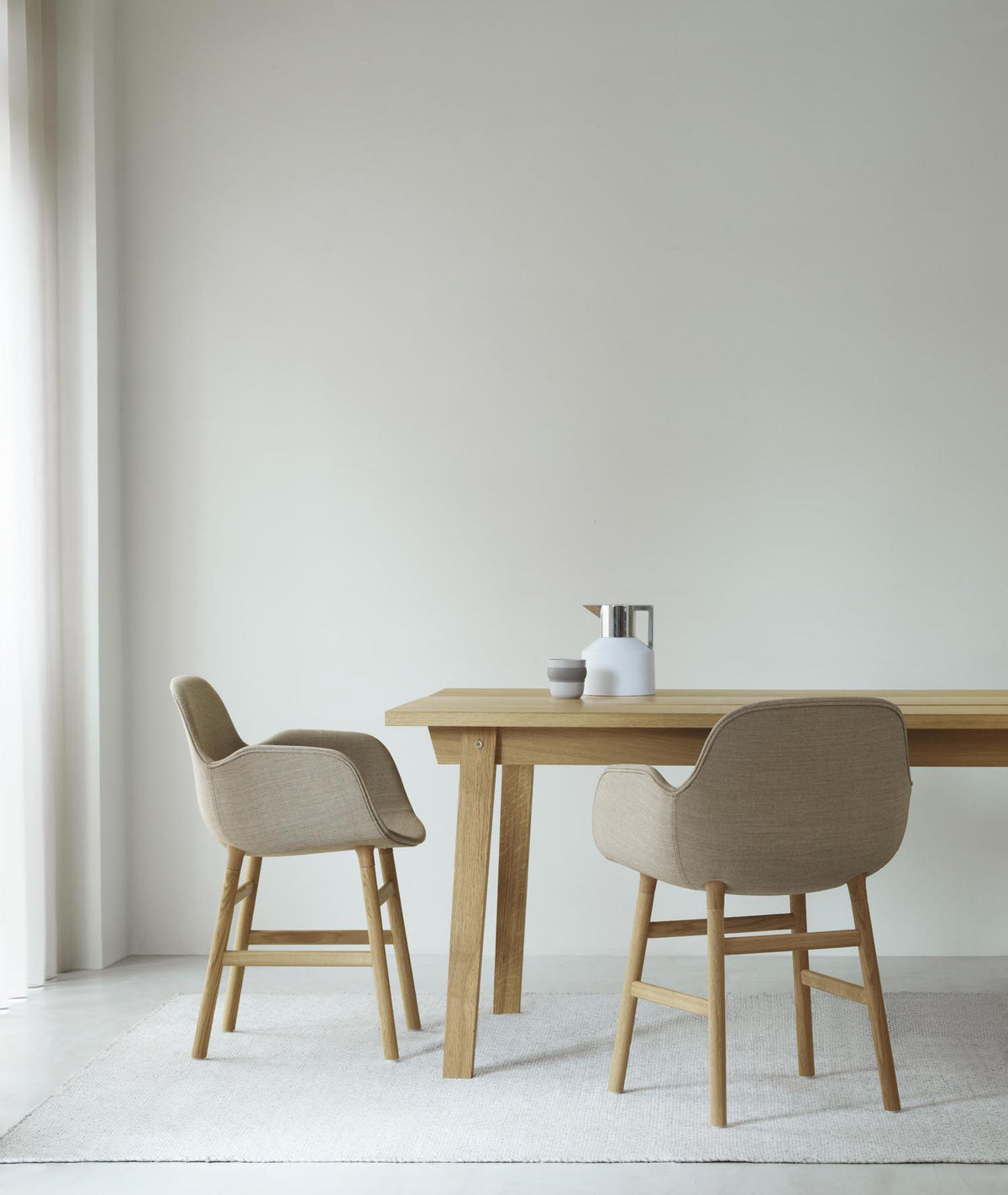 Form Lehnstuhl gepolstert Eiche Ultra Leder in Ultra 41599 präsentiert im Onlineshop von KAQTU Design AG. Stuhl mit Armlehne ist von Normann Copenhagen
