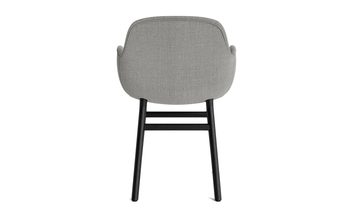 Form Lehnstuhl gepolstert schwarze Eiche Remix in Remix 133 präsentiert im Onlineshop von KAQTU Design AG. Stuhl mit Armlehne ist von Normann Copenhagen