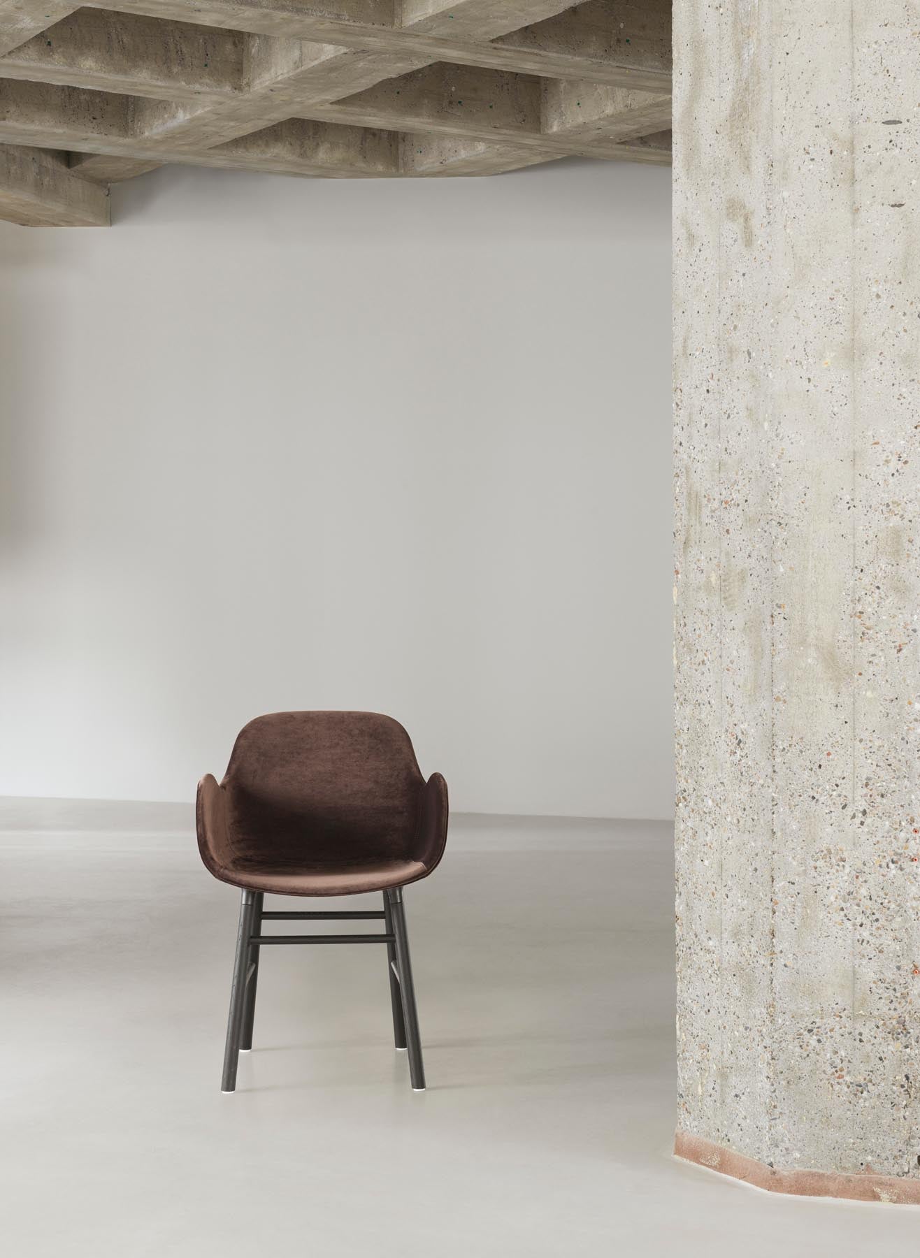 Moderner gepolsterter Lehnstuhl aus schwarzer Eiche Remix von Normann Copenhagen. Perfekte Kombination aus Komfort und Design für Ihr Zuhause.