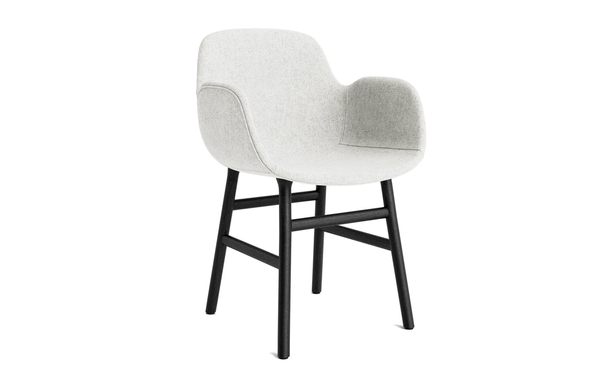 Form Lehnstuhl gepolstert Schwarze Eiche Hallingdal in Hallingdal 110 präsentiert im Onlineshop von KAQTU Design AG. Stuhl mit Armlehne ist von Normann Copenhagen