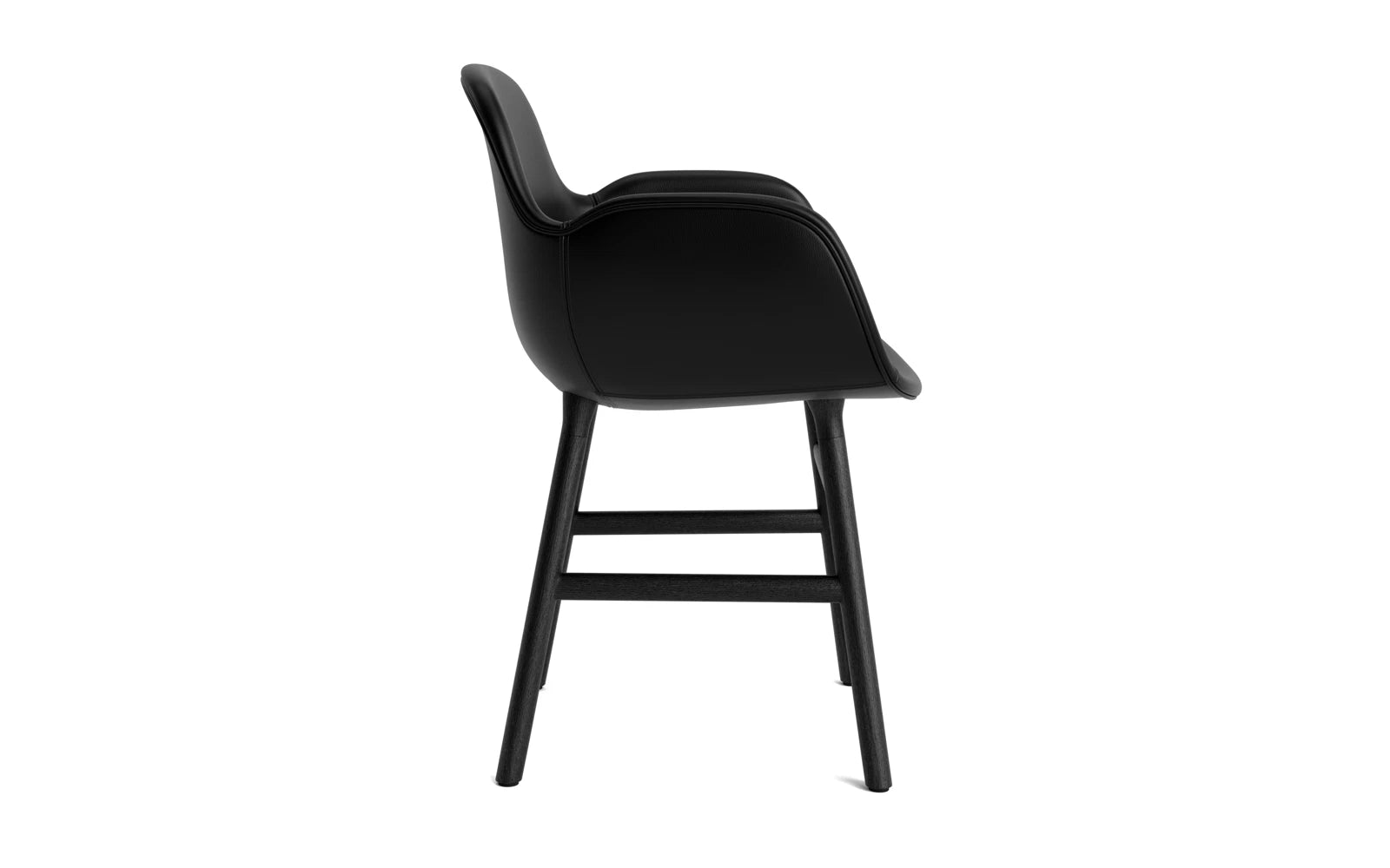 Der Form Lehnstuhl von Normann Copenhagen vereint elegantes Design mit gepolsterter Bequemlichkeit und stabiler Stahlkonstruktion in edlem Schwarz.