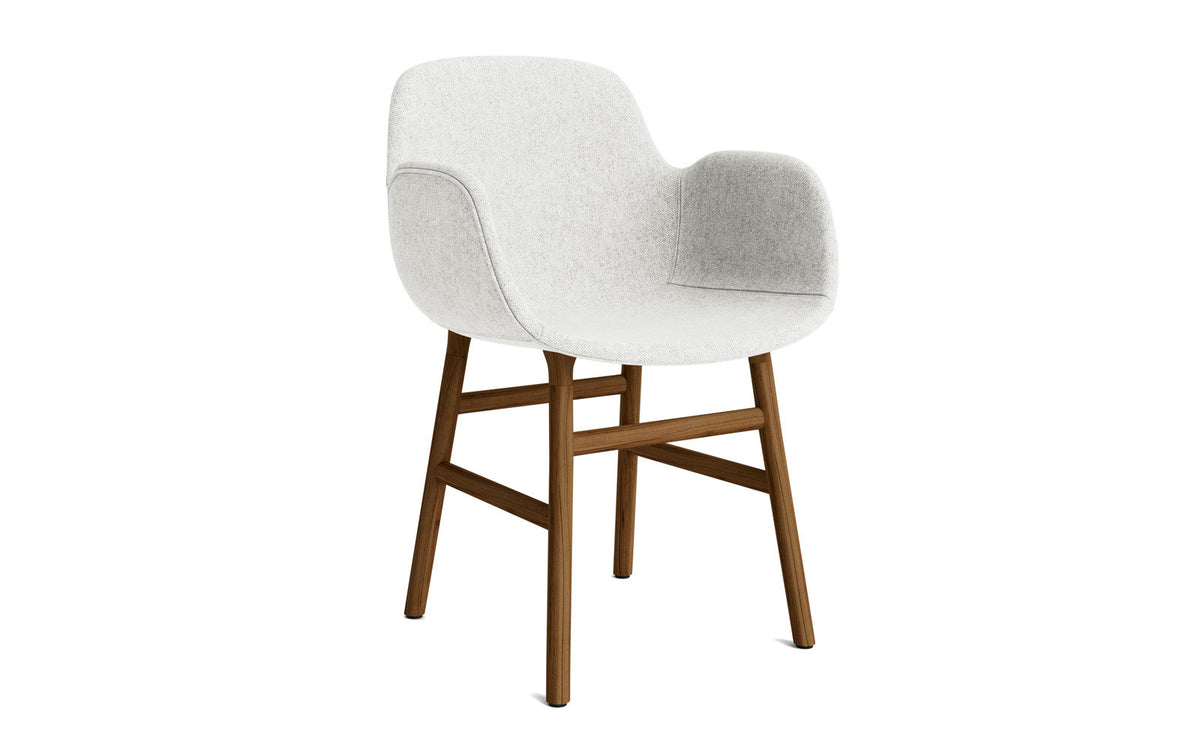 Form Lehnstuhl gepolstert Walnuss Hallingdal in Hallingdal 110 präsentiert im Onlineshop von KAQTU Design AG. Stuhl mit Armlehne ist von Normann Copenhagen