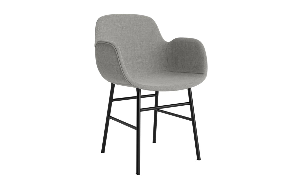 Form Lehnstuhl gepolstert schwarz Stahl Remix in Remix 133 präsentiert im Onlineshop von KAQTU Design AG. Stuhl mit Armlehne ist von Normann Copenhagen