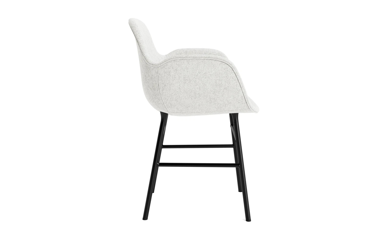 Entdecken Sie den Form Lehnstuhl von Normann Copenhagen: gepolstert in elegantem Schwarz, mit hochwertigem Stahlrahmen und luxuriösem Hallingdal-Stoff. Ein Must-Have für Ihr Zuhause!