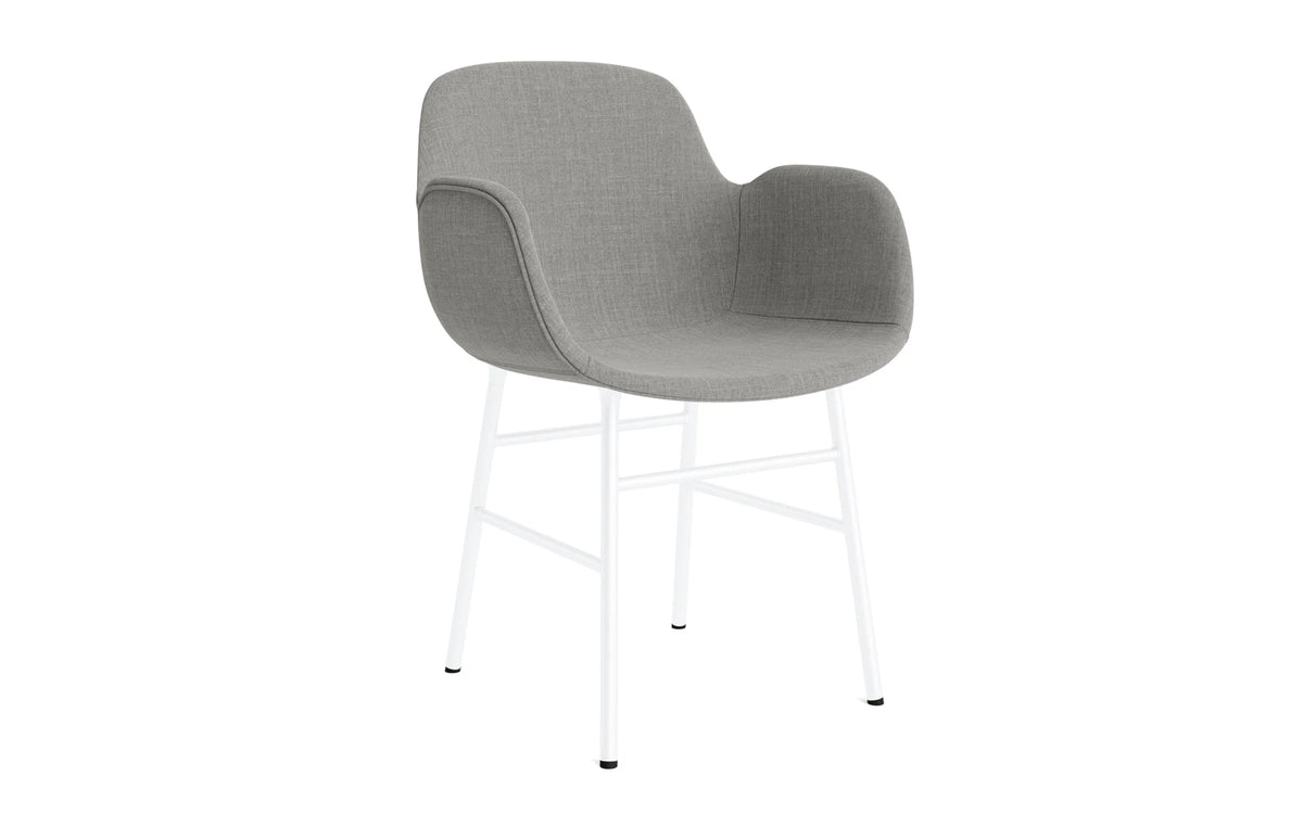 Form Lehnstuhl gepolstert Weiss Stahl Remix in Remix 133 präsentiert im Onlineshop von KAQTU Design AG. Stuhl mit Armlehne ist von Normann Copenhagen