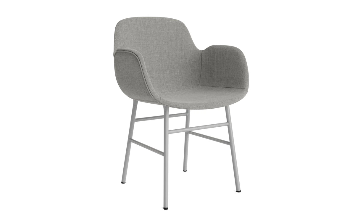 Form Lehnstuhl gepolstert Grau Stahl Remix in Remix 133 präsentiert im Onlineshop von KAQTU Design AG. Stuhl mit Armlehne ist von Normann Copenhagen