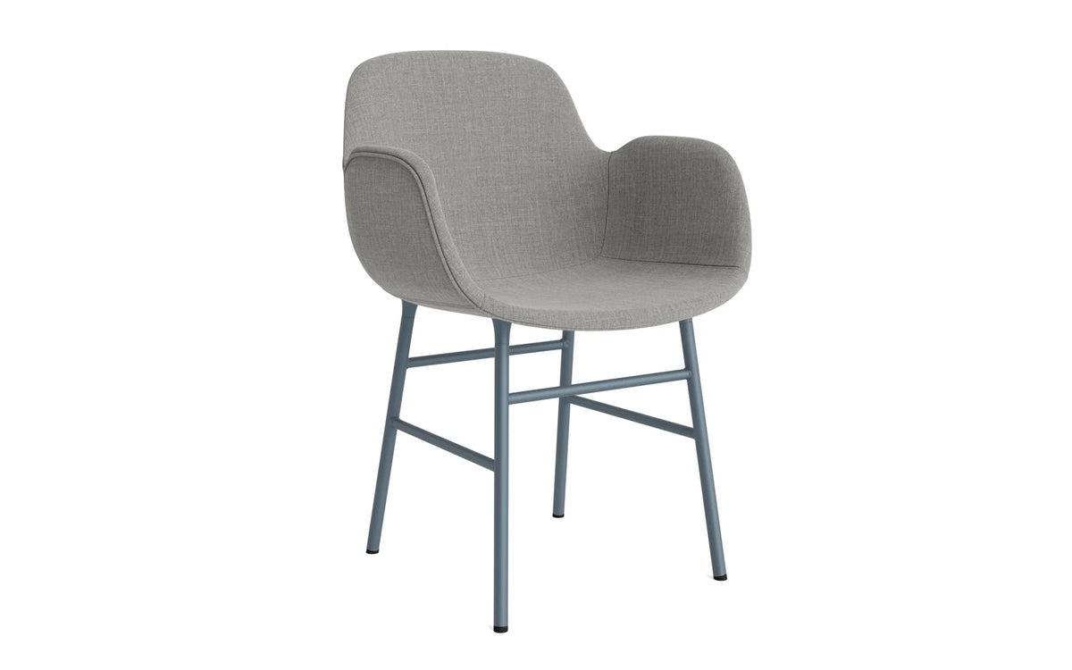 Form Lehnstuhl gepolstert Blau Stahl Remix in Remix 133 präsentiert im Onlineshop von KAQTU Design AG. Stuhl mit Armlehne ist von Normann Copenhagen
