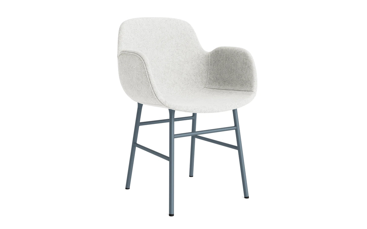 Form Lehnstuhl gepolstert Blau Stahl Hallingdal in Hallingdal 110 präsentiert im Onlineshop von KAQTU Design AG. Stuhl mit Armlehne ist von Normann Copenhagen